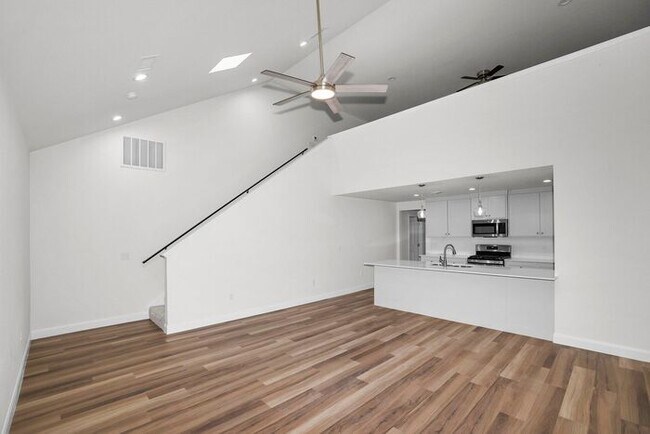 Building Photo - 7620 Woodford Ave