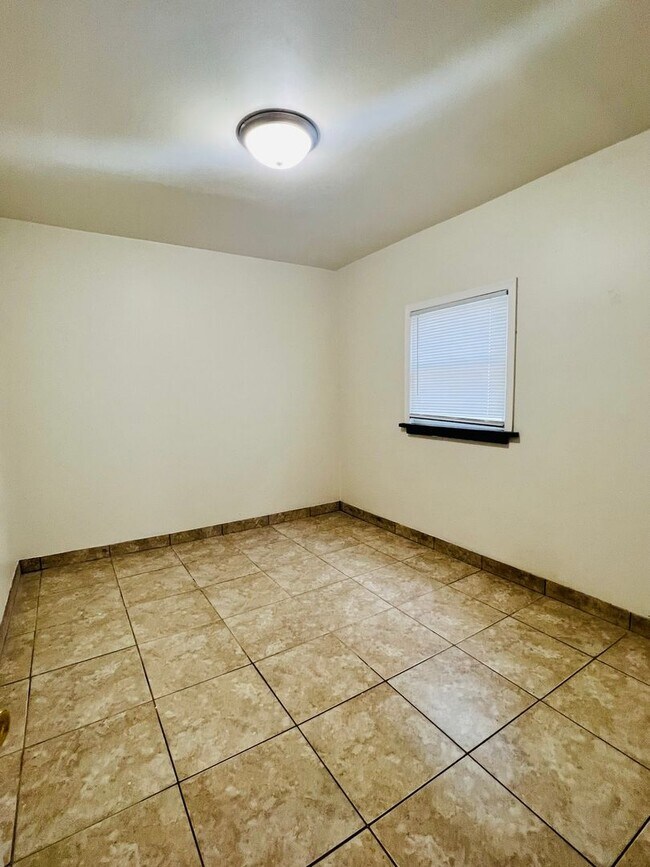 Building Photo - Two-bedroom single family home ranch!