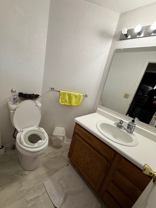 Foto del edificio - 8043 Clay Dr