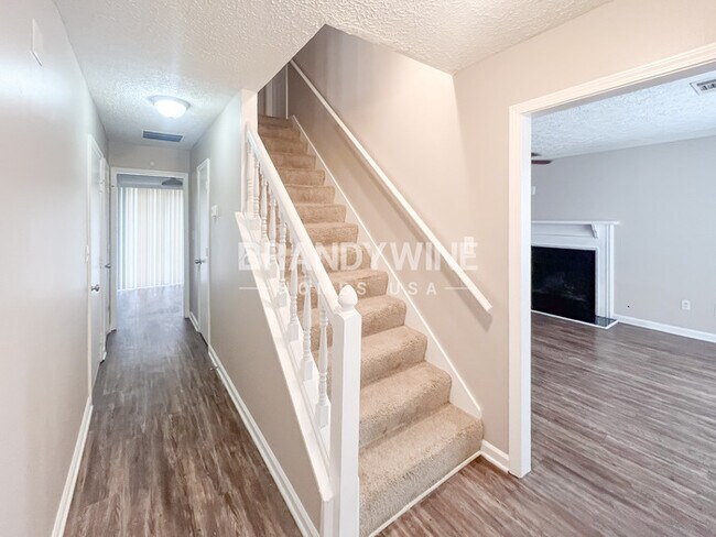 Building Photo - 2259 Hampton Dr