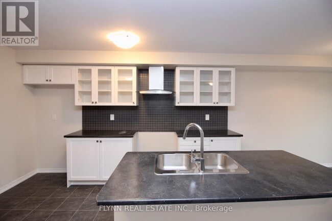 Building Photo - 190 Esther Cres