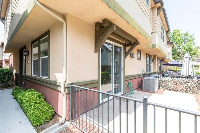 Building Photo - 3 Bed 2 Bath in the Eastlake Vistas