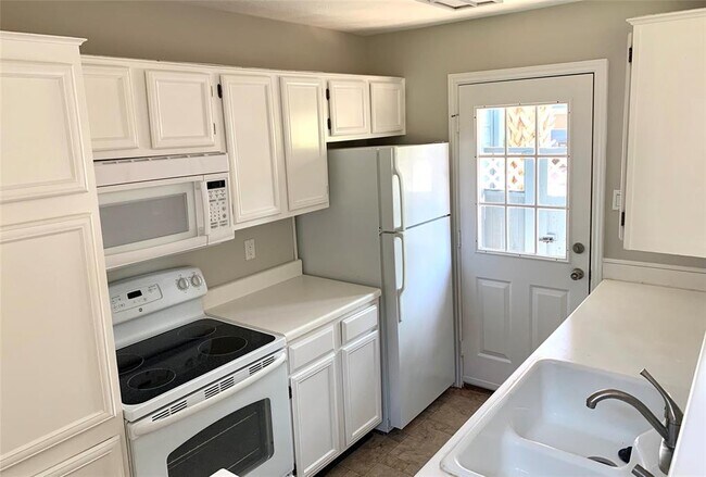 Building Photo - 2323 Fairwind Dr