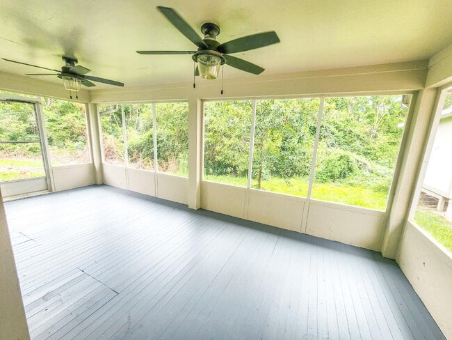 Building Photo - 305 Red Haven Dr