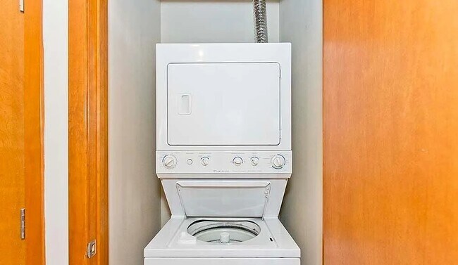 Foto del edificio - Gorgeous 2 Bedroom Apartment in Avondale - Laundry In Unit!