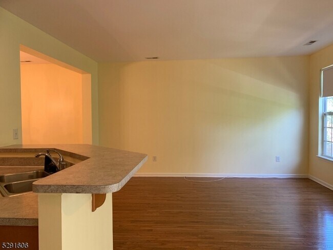 Foto del edificio - 51 Truman Ave