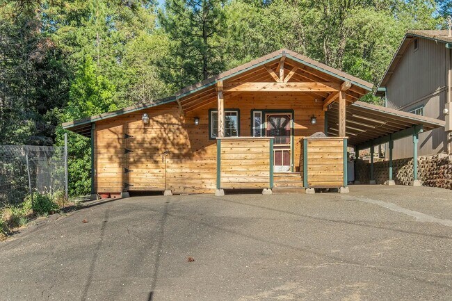Foto del edificio - Darling cottage nestled in the woods near Holiday Market in Pleasant Valley!