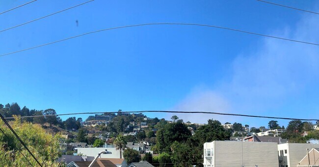 Foto del edificio - UPDATED BRIGHT 2BR/1BA  Top Floor Noe Vall...