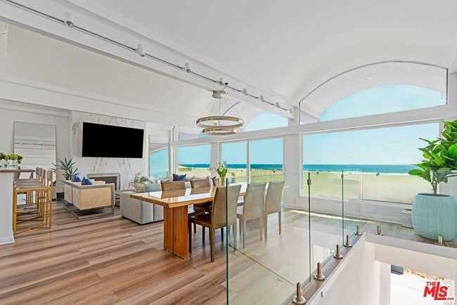 Foto del edificio - 3806 Ocean Front Walk