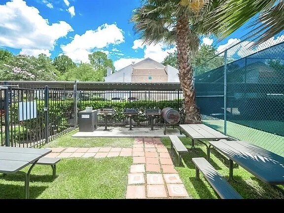 Foto del edificio - 7950 N Stadium Dr