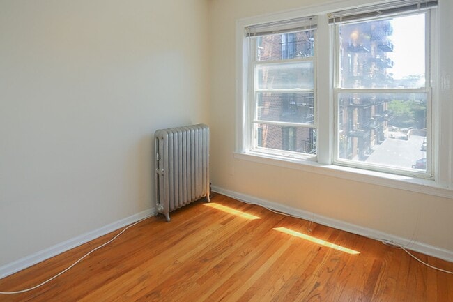 Building Photo - 3915 N Pine Grove Ave
