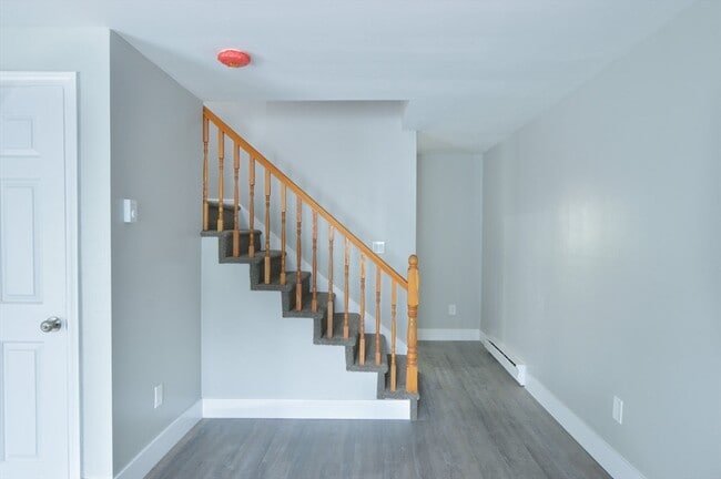 Building Photo - 1049 Pleasant St