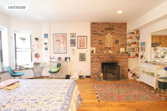 Building Photo - 146 W 70th St