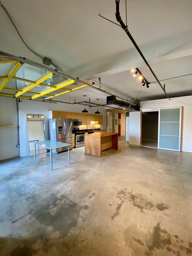 Building Photo - 200 N San Fernando Rd