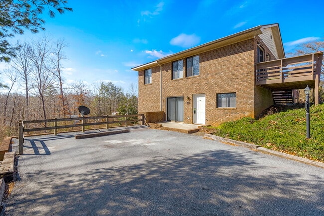 Building Photo - Unique Home 10 Minutes from Downtown Clemson!