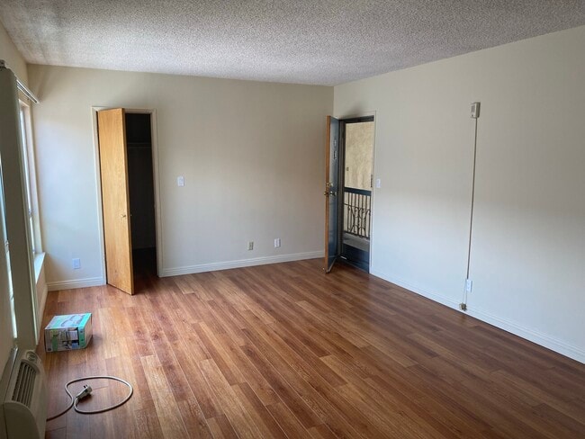 Building Photo - 1320 N Poinsettia Pl