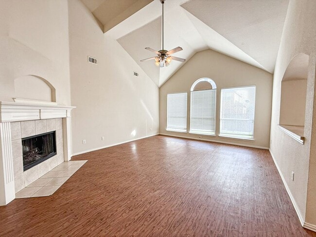 Building Photo - Spacious 4 bedroom home near Lake Ray Hubbard!
