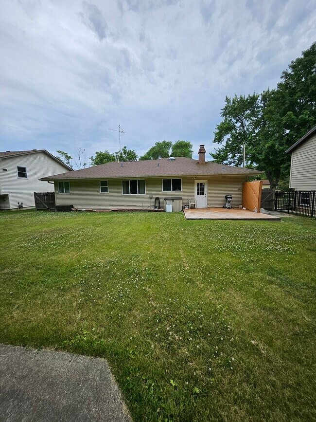 Foto del edificio - 704 Greenbriar Ln