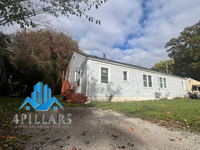 Foto del edificio - Charming 2 Bedroom Duplex in La Porte with Spacious Layout and Prime Location