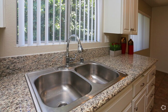 2HAB, 2BA - 900 ft² - Woodglen Apartments