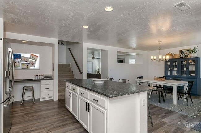 Building Photo - Large 5 Bedroom 3 Bath Home in Meridian _ Dog Friendly!