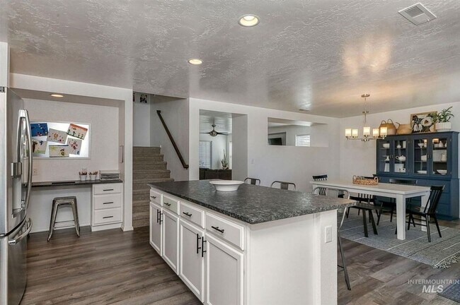 Foto del edificio - Large 5 Bedroom 3 Bath Home in Meridian _ Dog Friendly!