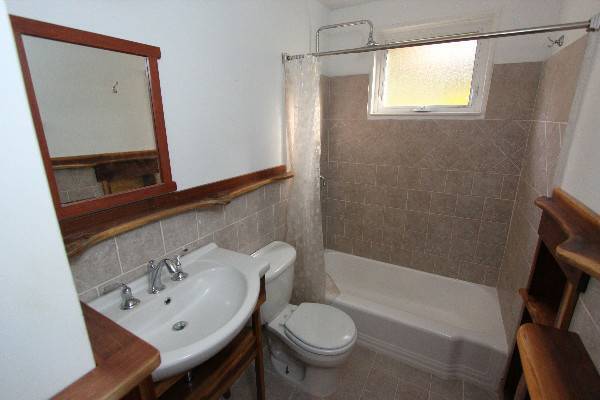 Baño - 2400 41st St NW