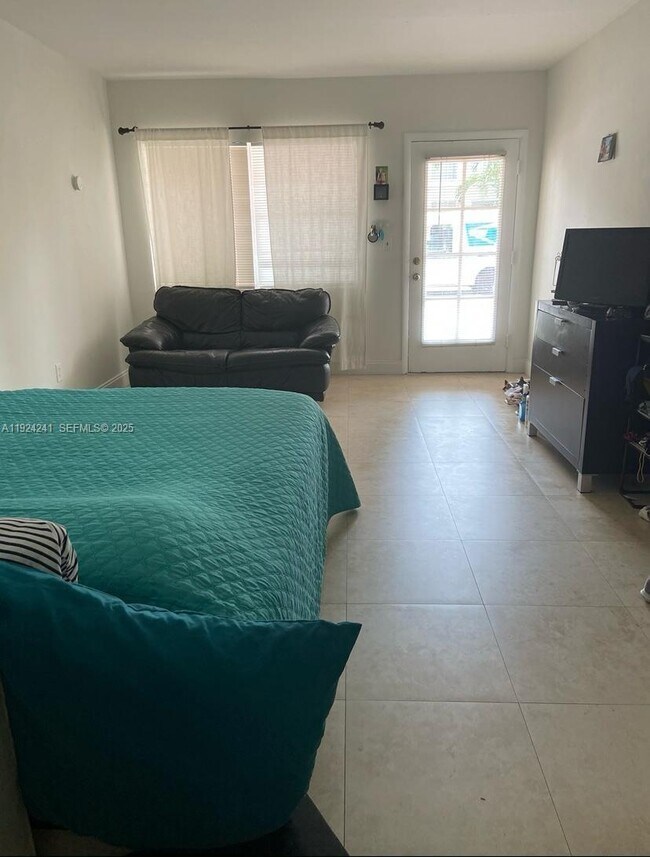 Building Photo - 635 8th St