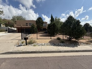 Building Photo - 500 Oakwood Pl NE