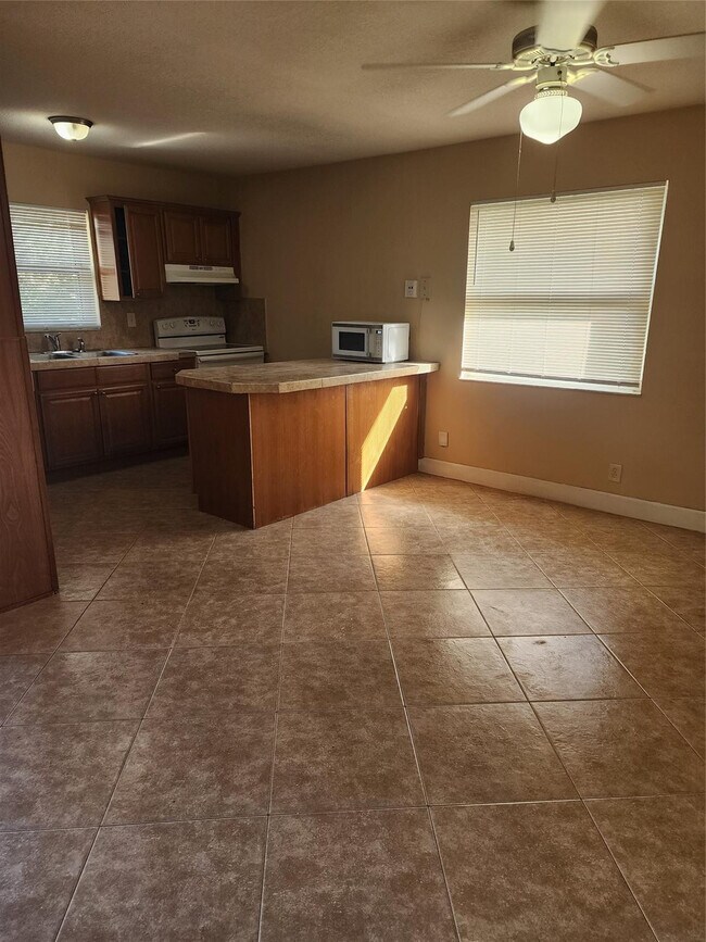 Foto del edificio - 4150 Woodside Dr