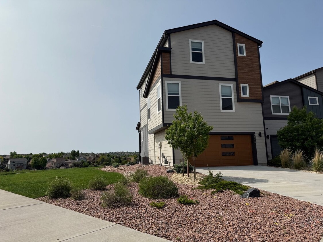 Primary Photo - Immaculate 2-bedroom home with spanning mo...