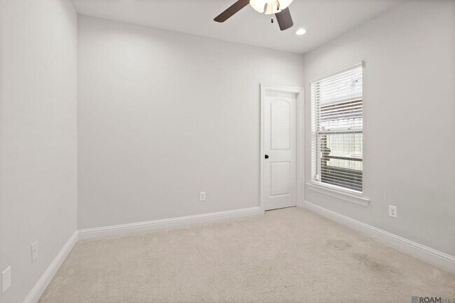 Foto del edificio - 471 Lake Breeze Dr