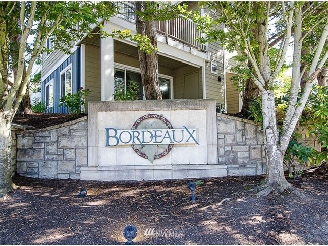 Building Photo - 2 Bedroom Condo in Sammamish