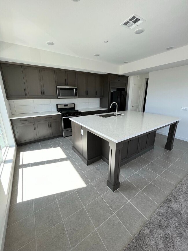 Building Photo - Charming Rooftop 3 Bed / 3 Bath Townhome Just Blocks from the Beach! Available for Pre-LEASE TODAY!