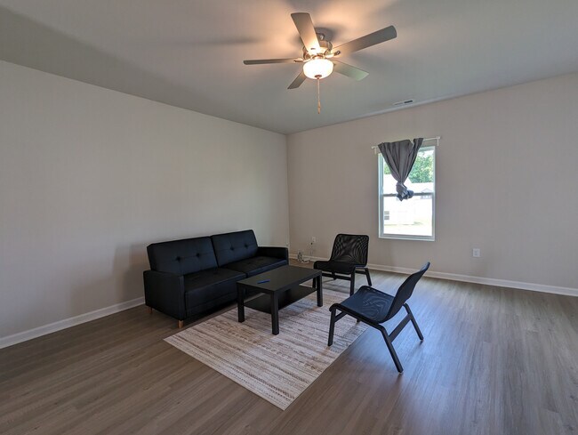 Foto del edificio - Room in Single Family Home on Transatlantic Ave