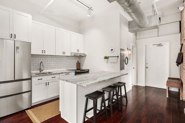 Building Photo - 1728 N Damen Ave