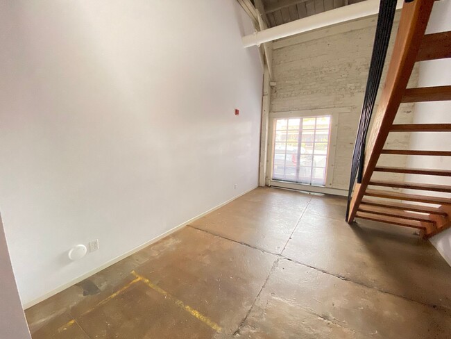 Building Photo - Advent - Low Deposit Loft Style Condo W/ L...