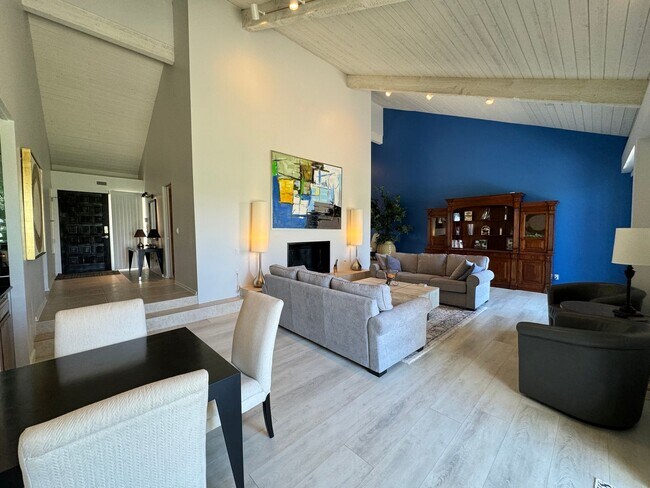 Building Photo - AVAILABLE NOW!! Charming 2 Bedroom/2 Bath ...