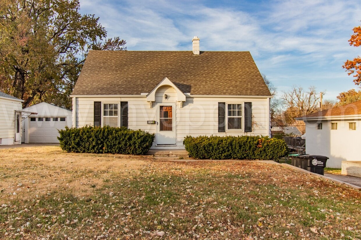 Primary Photo - 3 Bedroom / 1.5 Bathroom Home | 60th & Center