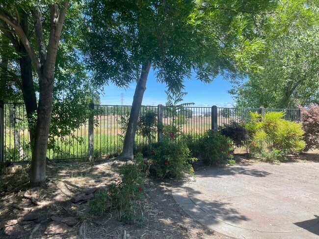 Building Photo - GORGEOUS & MODERN 3 bedroom, 2 bath house ...