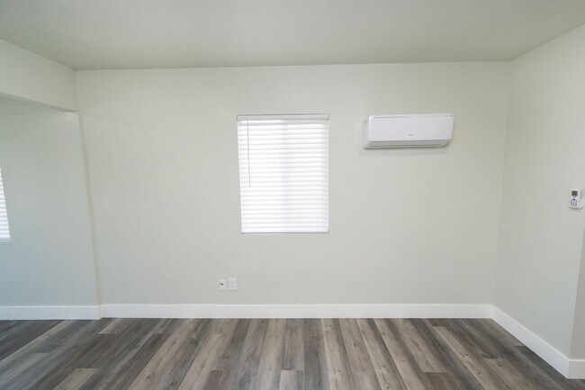 Building Photo - Duplex Washington