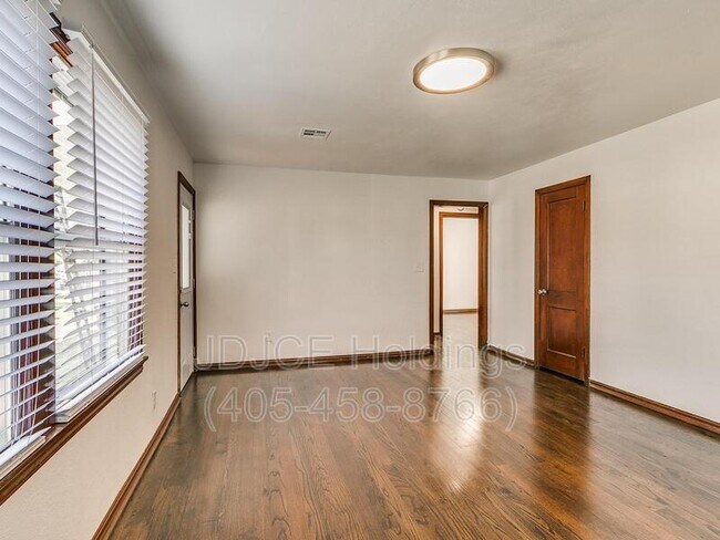 Foto del edificio - 204 E Douglas Dr