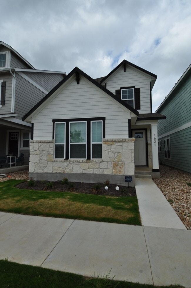 Building Photo - 1621 Bella Dr