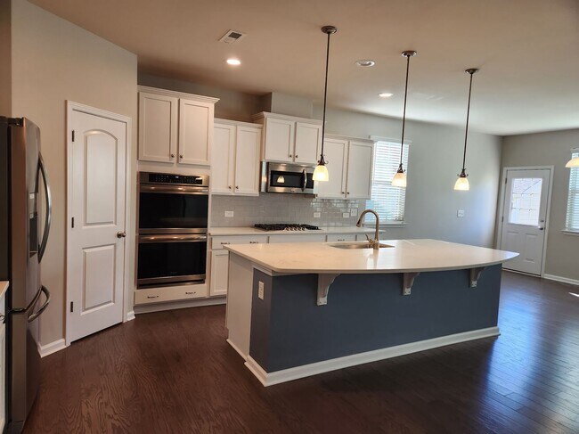 Foto del edificio - Charming Davidson 4-Bedroom with Modern Fi...