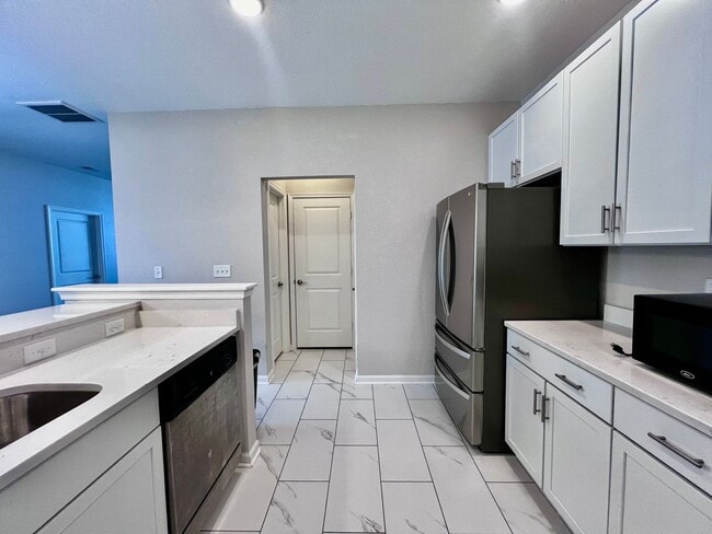 Building Photo - Luxurious 2-Bed Home with Gourmet Kitchen ...