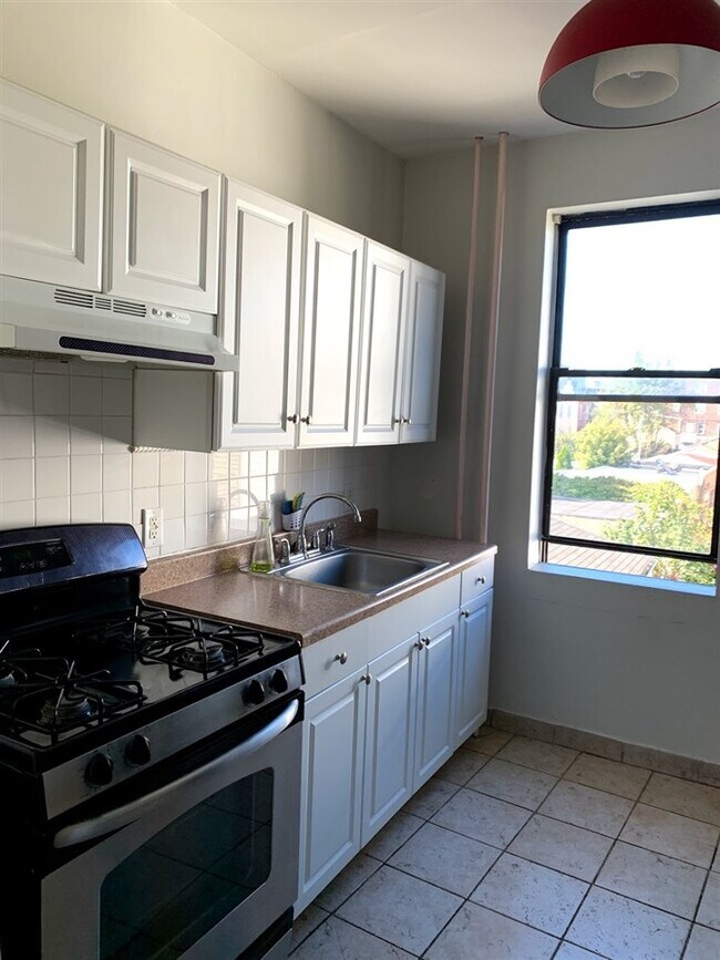 Foto del edificio - 7111 Palisade Ave