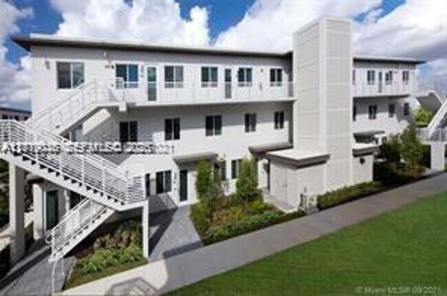 Foto del edificio - 6450 NW 102nd Path