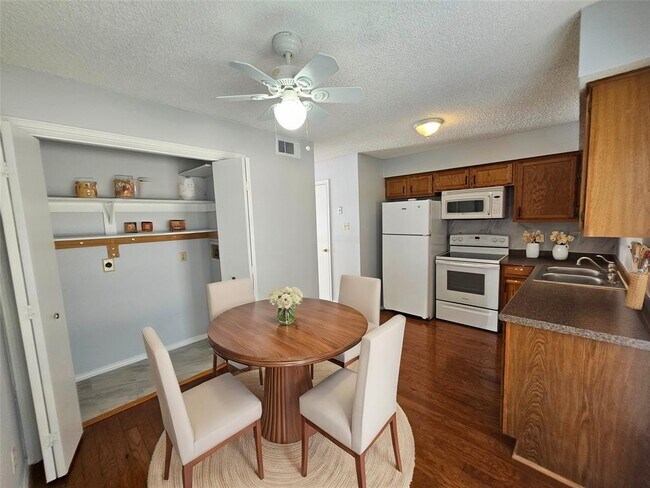Foto del edificio - 3005 Whisper Oaks Ln