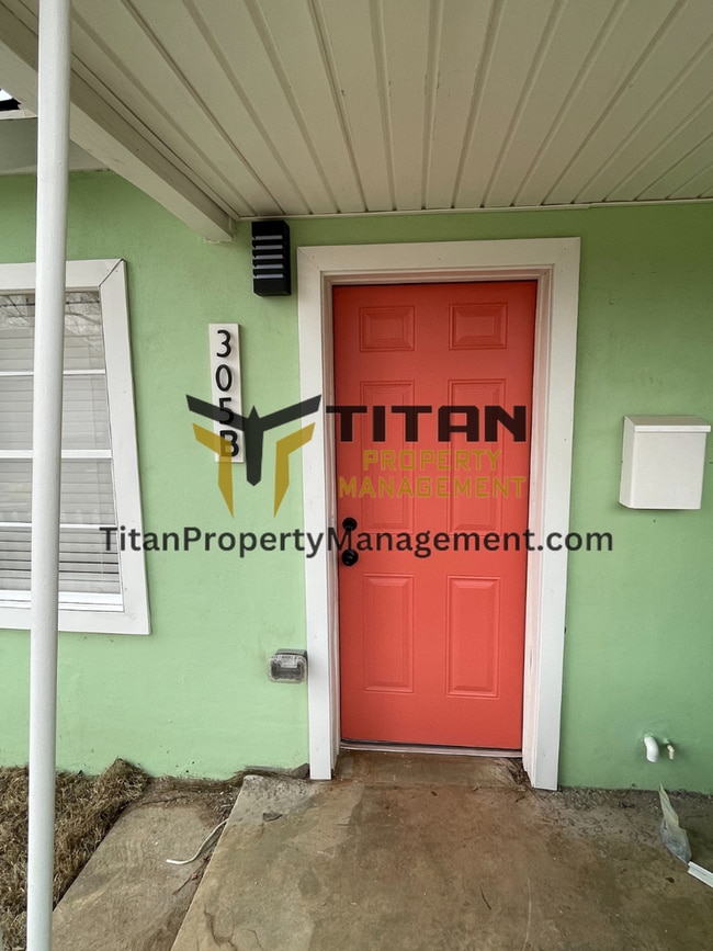 Building Photo - Updated Studio Apartment