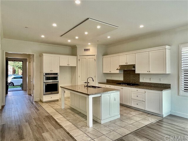 Building Photo - 222 Canvas